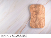Top view of wooden cutting board on a gray marble background with space for text. Стоковое фото, агентство Ingram Publishing / Фотобанк Лори