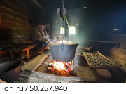 Big pan copper kettle in hermitage. Hermit cooking into old house. Стоковое фото, агентство Ingram Publishing / Фотобанк Лори