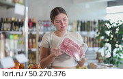 Young woman choose raw beef meat for roasting in store. Стоковое видео, видеограф Яков Филимонов / Фотобанк Лори
