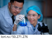 Scientists are inventing chemicals for medical use. Стоковое фото, агентство Ingram Publishing / Фотобанк Лори