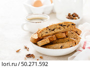 Biscotti cookies with dried cranberry, walnuts and with a cup of coffee . Стоковое фото, агентство Ingram Publishing / Фотобанк Лори