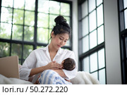 The business mother is raising children and working together. Стоковое фото, агентство Ingram Publishing / Фотобанк Лори