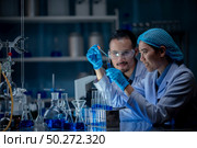 Scientists are inventing chemicals for medical use. Стоковое фото, агентство Ingram Publishing / Фотобанк Лори