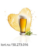 Big glass of fresh light alcoholic beer drink with creative splash in the shape of heart and hop banch on a white background, copy space.. Glass of fresh beer with splash in the shape of heart and hop banch. Стоковое фото, агентство Ingram Publishing / Фотобанк Лори