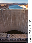 Glen Canyon Dam with Lake Powell in the Desert rural area of Page city Arizona, United States. USA Landmark environmental water resources reservoir and electricity concept. Стоковое фото, агентство Ingram Publishing / Фотобанк Лори
