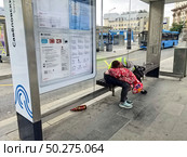 Бомжи спят на автобусной остановке в Москве. Редакционное фото, фотограф stargal / Фотобанк Лори