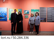 Люди у картин наивных художников Балашихинский музей. Редакционное фото, фотограф Дмитрий Неумоин / Фотобанк Лори