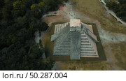 High-Angle Aerial View Chichen Itza Pyramid El Castillo. Стоковое видео, видеограф Поскребышев Михаил / Фотобанк Лори