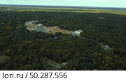 Aerial Perspective of Chichen Itza Ruins In Dense Jungle. Стоковое видео, видеограф Поскребышев Михаил / Фотобанк Лори