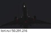 Passenger plane landing at night. Стоковое видео, видеограф Михаил Коханчиков / Фотобанк Лори