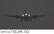 Passenger plane landing at night. Стоковое видео, видеограф Михаил Коханчиков / Фотобанк Лори