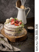 Naked cake with strawberries on kitchen counter top. Стоковое фото, агентство Ingram Publishing / Фотобанк Лори