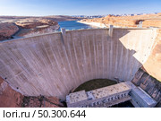Glen Canyon Dam with Lake Powell in the Desert rural area of Page city Arizona, United States. USA Landmark environmental water resources reservoir and electricity concept. Стоковое фото, агентство Ingram Publishing / Фотобанк Лори