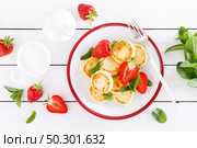 Cheese pancakes, fritters or syrniki with fresh strawberry and yogurt. Healthy and tasty breakfast. Стоковое фото, агентство Ingram Publishing / Фотобанк Лори