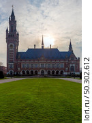 Peace Palace in Hague, Seat of the International Court of Justice part of united nation UN, The Netherlands in summer time.  ICJ or world court gives advisory opinions on international legal issues. Стоковое фото, агентство Ingram Publishing / Фотобанк Лори