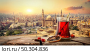 View of the Mosque Sultan Hassan in Cairo and hibiscus tea. Hibiscus tea and Sultan Hassan. Стоковое фото, агентство Ingram Publishing / Фотобанк Лори