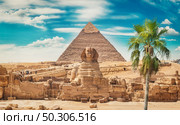 Sphinx and pyramid in the egyptian desert. Стоковое фото, агентство Ingram Publishing / Фотобанк Лори