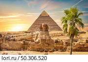 Great sphinx and pyramid under bright sun. Стоковое фото, агентство Ingram Publishing / Фотобанк Лори