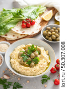 Chickpea hummus with green olives. Стоковое фото, агентство Ingram Publishing / Фотобанк Лори