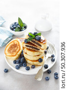 Fluffy souffle pancakes with chocolate filling and fresh blueberry for breakfast. Стоковое фото, агентство Ingram Publishing / Фотобанк Лори