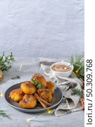 Traditional portuguese Christmas sweets Sonhos with sugar and cinnamon on kitchen countertop. Стоковое фото, агентство Ingram Publishing / Фотобанк Лори