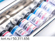 virus vaccine development of a coronavirus COVID-19, vaccine bottle in concept of insurance and fight against coronavirus 2019 ncov cure, medical research in laboratory to stop the spread of the virus. Стоковое фото, агентство Ingram Publishing / Фотобанк Лори