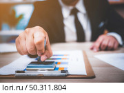 business signing approve successful concept, business man signing contract making a deal achieving business success. Стоковое фото, агентство Ingram Publishing / Фотобанк Лори