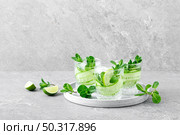 Mint, lime and cucumber refreshing infused detox cocktail with ice, light refreshment summer mocktail. Стоковое фото, агентство Ingram Publishing / Фотобанк Лори