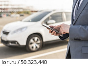 businessman with smartphone in front of car. Стоковое фото, агентство Ingram Publishing / Фотобанк Лори