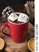 christmas cup hot chocolate with marshmallows. Стоковое фото, агентство Ingram Publishing / Фотобанк Лори