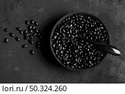 flat lay arrangement black beans dark background. Стоковое фото, агентство Ingram Publishing / Фотобанк Лори