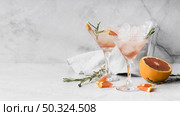front view alcoholic beverage cocktail with grapefruit. Стоковое фото, агентство Ingram Publishing / Фотобанк Лори