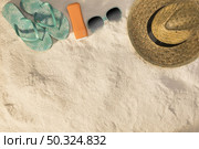 hat sunglasses blue sandals sunscreen sand. Стоковое фото, агентство Ingram Publishing / Фотобанк Лори