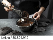 high angle pastry chef preparing chocolate cake. Стоковое фото, агентство Ingram Publishing / Фотобанк Лори