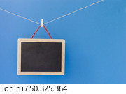 slate hanging clothesline. Resolution and high quality beautiful photo. slate hanging clothesline. High quality and resolution beautiful photo concept. Стоковое фото, агентство Ingram Publishing / Фотобанк Лори