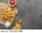 top view french fries paper with salt copy space. Resolution and high quality beautiful photo. top view french fries paper with salt copy space. High quality and resolution beautiful photo concept. Стоковое фото, агентство Ingram Publishing / Фотобанк Лори