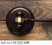 top view wooden judge gavel stand. Resolution and high quality beautiful photo. top view wooden judge gavel stand. High quality and resolution beautiful photo concept. Стоковое фото, агентство Ingram Publishing / Фотобанк Лори