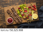 top view chopping board with delicious kebab lemon. Resolution and high quality beautiful photo. top view chopping board with delicious kebab lemon. High quality beautiful photo concept. Стоковое фото, агентство Ingram Publishing / Фотобанк Лори