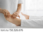 osteopathist treating patient his feet. Resolution and high quality beautiful photo. osteopathist treating patient his feet. High quality beautiful photo concept. Стоковое фото, агентство Ingram Publishing / Фотобанк Лори