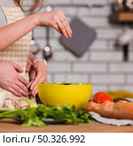 sweethearts preparing vegetable salad kitchen. Beautiful photo. sweethearts preparing vegetable salad kitchen. Стоковое фото, агентство Ingram Publishing / Фотобанк Лори