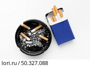 ashtray pack cigarettes. High resolution photo. ashtray pack cigarettes. High quality photo. Стоковое фото, агентство Ingram Publishing / Фотобанк Лори