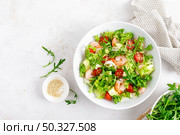 Shrimps, tomato and avocado summer vegetable salad with fresh lettuce, rocket and sesame. Healthy eating. Keto, ketogenic diet. Top view. Стоковое фото, агентство Ingram Publishing / Фотобанк Лори
