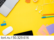 flay lay workspace with copy space. High resolution photo. flay lay workspace with copy space. High quality photo. Стоковое фото, агентство Ingram Publishing / Фотобанк Лори
