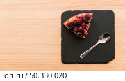 overhead view berry pastry spoon shale board. High resolution photo. overhead view berry pastry spoon shale board. High quality photo. Стоковое фото, агентство Ingram Publishing / Фотобанк Лори