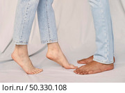 side view man woman barefoot. High resolution photo. side view man woman barefoot. High quality photo. Стоковое фото, агентство Ingram Publishing / Фотобанк Лори