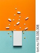 top view pills coming out box. High resolution photo. top view pills coming out box. High quality photo. Стоковое фото, агентство Ingram Publishing / Фотобанк Лори