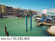 Rialto bridge and gondolas in Venice, Italy. Стоковое фото, агентство Ingram Publishing / Фотобанк Лори