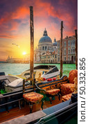 Boats near Santa Maria della Salute in Venice, Italy. Стоковое фото, агентство Ingram Publishing / Фотобанк Лори
