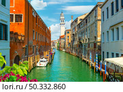Canal in Venice between the old houses. Стоковое фото, агентство Ingram Publishing / Фотобанк Лори