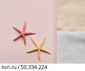 OLYMPUS DIGITAL CAMERA. top view seastars with towels. Стоковое фото, агентство Ingram Publishing / Фотобанк Лори